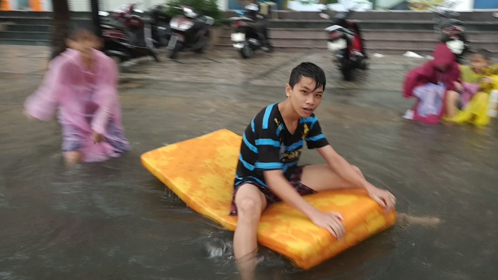 Da Nang flooded again after 10 hours of receding water 2