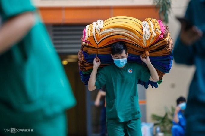 Nearly 7,000 medical staff and students from across the country supported Ho Chi Minh City 5