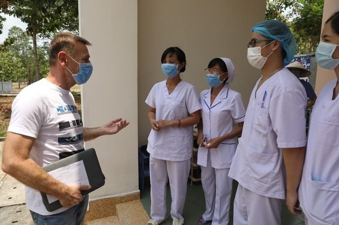 Czech patient 'thanks Vietnam' when discharged from hospital 3