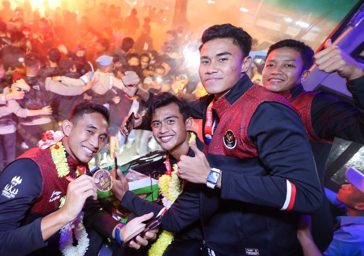 Indonesia parades to celebrate the 32nd SEA Games gold medal 0